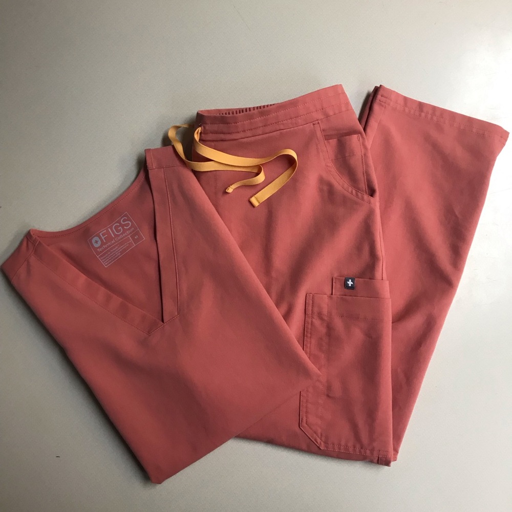 FIGS Coral Casma/Yola scrub set, M/MP